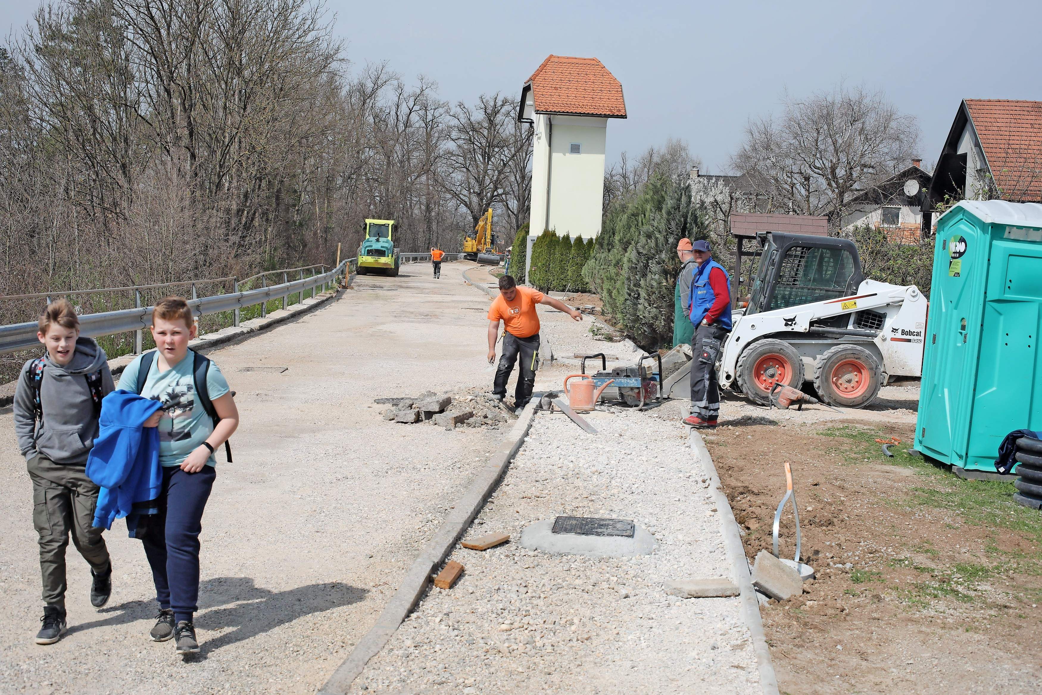 Gorenjski Glas Arhiv Gradnja Prehiteva Terminski Na Rt